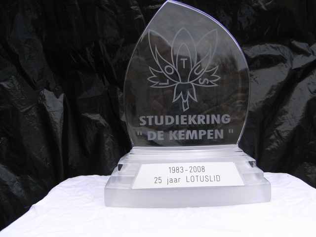De bokaal voor het 25 jaar lid zijn van Lotuskring De Kempen.